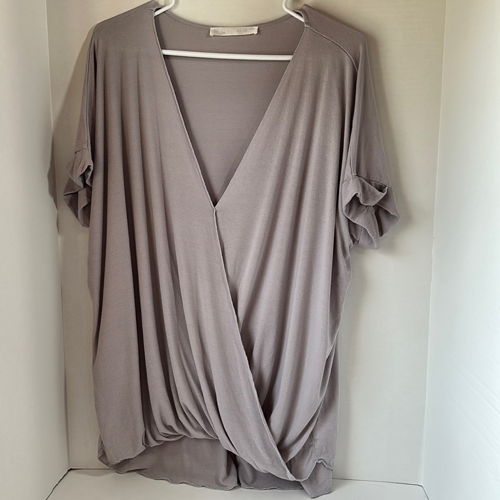 Double zero gray faux wrap front short sleeve top size 1X flowy neutral
